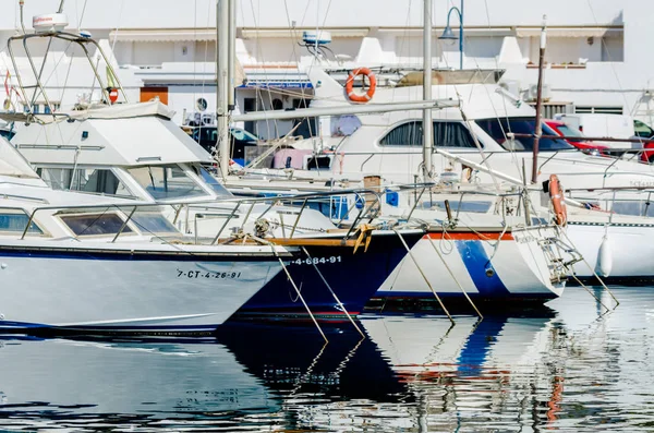 Cabo De Palos, İspanya - 8 Şubat 2019 A güzel marina lüks yatların ve Cartagena turistik sahil kasabası motorlu tekneler