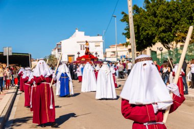 Velez Malaga, İspanya - 27 Mart 2018 insanlar geçit töreninde kutsal hafta İspanyol bir şehirde, Paskalya katılan