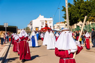 Velez Malaga, İspanya - 27 Mart 2018 insanlar geçit töreninde kutsal hafta İspanyol bir şehirde, Paskalya katılan