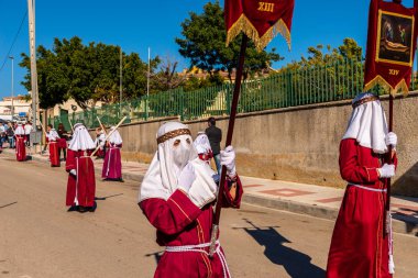 Velez Malaga, İspanya - 27 Mart 2018 insanlar geçit töreninde kutsal hafta İspanyol bir şehirde, Paskalya katılan