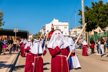 Velez Malaga, İspanya - 27 Mart 2018 insanlar geçit töreninde kutsal hafta İspanyol bir şehirde, Paskalya katılan
