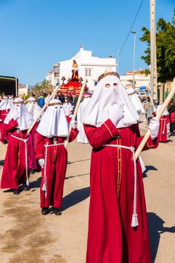 Velez Malaga, İspanya - 27 Mart 2018 insanlar geçit töreninde kutsal hafta İspanyol bir şehirde, Paskalya katılan