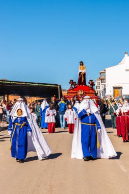 Velez Malaga, İspanya - 27 Mart 2018 insanlar geçit töreninde kutsal hafta İspanyol bir şehirde, Paskalya katılan