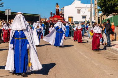 Velez Malaga, İspanya - 27 Mart 2018 insanlar geçit töreninde kutsal hafta İspanyol bir şehirde, Paskalya katılan