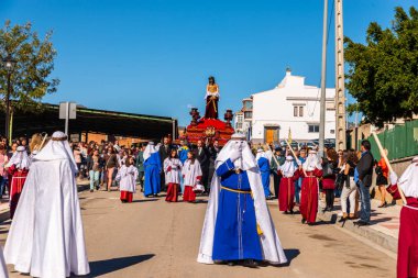 Velez Malaga, İspanya - 27 Mart 2018 insanlar geçit töreninde kutsal hafta İspanyol bir şehirde, Paskalya katılan
