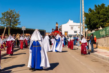 Velez Malaga, İspanya - 27 Mart 2018 insanlar geçit töreninde kutsal hafta İspanyol bir şehirde, Paskalya katılan