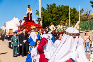 Velez Malaga, İspanya - 27 Mart 2018 insanlar geçit töreninde kutsal hafta İspanyol bir şehirde, Paskalya katılan