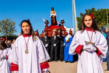 Velez Malaga, İspanya - 27 Mart 2018 insanlar geçit töreninde kutsal hafta İspanyol bir şehirde, Paskalya katılan