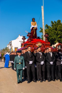 Velez Malaga, İspanya - 27 Mart 2018 insanlar geçit töreninde kutsal hafta İspanyol bir şehirde, Paskalya katılan