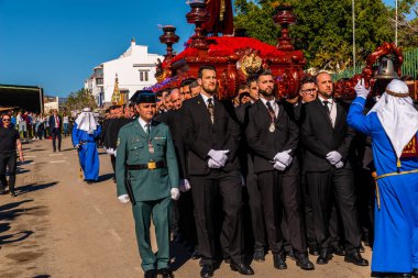 Velez Malaga, İspanya - 27 Mart 2018 insanlar geçit töreninde kutsal hafta İspanyol bir şehirde, Paskalya katılan