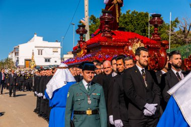 Velez Malaga, İspanya - 27 Mart 2018 insanlar geçit töreninde kutsal hafta İspanyol bir şehirde, Paskalya katılan