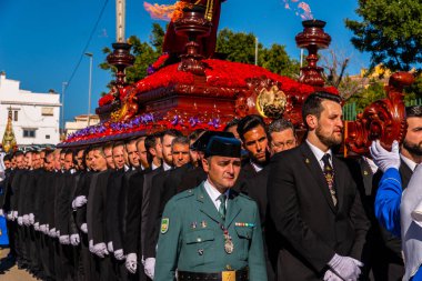 Velez Malaga, İspanya - 27 Mart 2018 insanlar geçit töreninde kutsal hafta İspanyol bir şehirde, Paskalya katılan