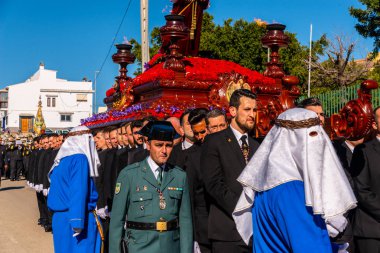 Velez Malaga, İspanya - 27 Mart 2018 insanlar geçit töreninde kutsal hafta İspanyol bir şehirde, Paskalya katılan