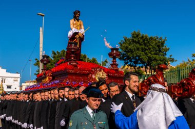 Velez Malaga, İspanya - 27 Mart 2018 insanlar geçit töreninde kutsal hafta İspanyol bir şehirde, Paskalya katılan