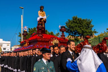 Velez Malaga, İspanya - 27 Mart 2018 insanlar geçit töreninde kutsal hafta İspanyol bir şehirde, Paskalya katılan