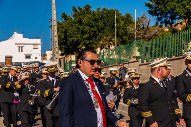 Velez Malaga, İspanya - 27 Mart 2018 insanlar geçit töreninde kutsal hafta İspanyol bir şehirde, Paskalya katılan