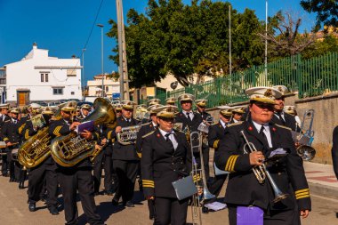 Velez Malaga, İspanya - 27 Mart 2018 insanlar geçit töreninde kutsal hafta İspanyol bir şehirde, Paskalya katılan