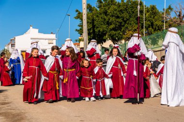 Velez Malaga, İspanya - 27 Mart 2018 insanlar geçit töreninde kutsal hafta İspanyol bir şehirde, Paskalya katılan