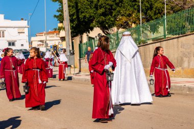 Velez Malaga, İspanya - 27 Mart 2018 insanlar geçit töreninde kutsal hafta İspanyol bir şehirde, Paskalya katılan
