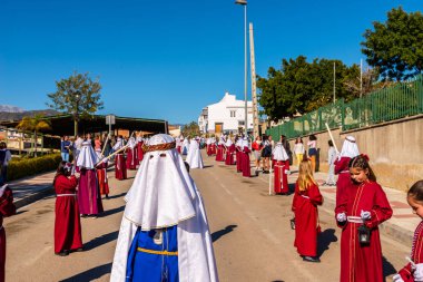 Velez Malaga, İspanya - 27 Mart 2018 insanlar geçit töreninde kutsal hafta İspanyol bir şehirde, Paskalya katılan
