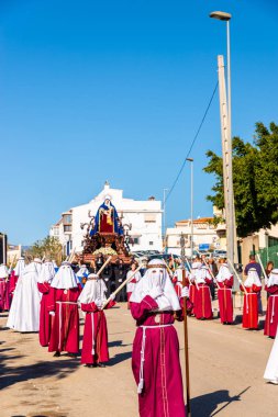 Velez Malaga, İspanya - 27 Mart 2018 insanlar geçit töreninde kutsal hafta İspanyol bir şehirde, Paskalya katılan
