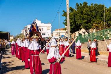 Velez Malaga, İspanya - 27 Mart 2018 insanlar geçit töreninde kutsal hafta İspanyol bir şehirde, Paskalya katılan