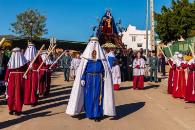 Velez Malaga, İspanya - 27 Mart 2018 insanlar geçit töreninde kutsal hafta İspanyol bir şehirde, Paskalya katılan