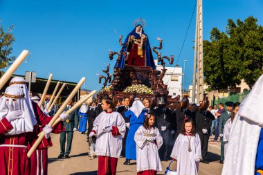 Velez Malaga, İspanya - 27 Mart 2018 insanlar geçit töreninde kutsal hafta İspanyol bir şehirde, Paskalya katılan