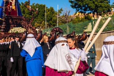 Velez Malaga, İspanya - 27 Mart 2018 insanlar geçit töreninde kutsal hafta İspanyol bir şehirde, Paskalya katılan