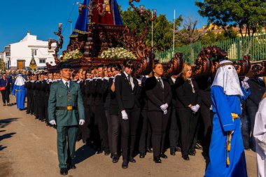 Velez Malaga, İspanya - 27 Mart 2018 insanlar geçit töreninde kutsal hafta İspanyol bir şehirde, Paskalya katılan