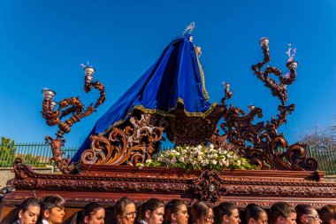 Velez Malaga, İspanya - 27 Mart 2018 insanlar geçit töreninde kutsal hafta İspanyol bir şehirde, Paskalya katılan