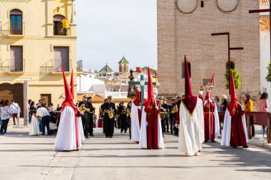 Velez Malaga, İspanya - 29 Mart 2018 insanlar geçit töreninde kutsal hafta İspanyol bir şehirde, Paskalya katılan