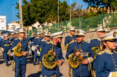 Velez Malaga, İspanya - 27 Mart 2018 insanlar geçit töreninde kutsal hafta İspanyol bir şehirde, Paskalya katılan