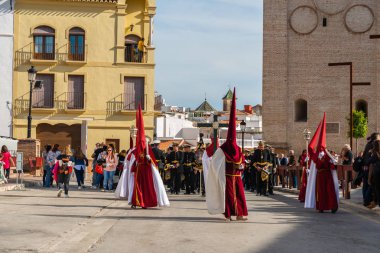 Velez Malaga, İspanya - 29 Mart 2018 insanlar geçit töreninde kutsal hafta İspanyol bir şehirde, Paskalya katılan