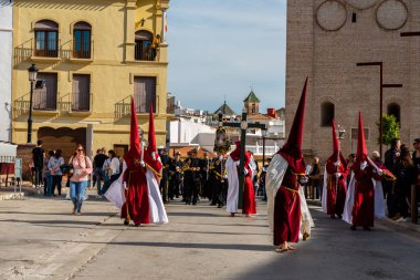Velez Malaga, İspanya - 29 Mart 2018 insanlar geçit töreninde kutsal hafta İspanyol bir şehirde, Paskalya katılan