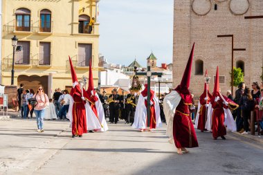 Velez Malaga, İspanya - 29 Mart 2018 insanlar geçit töreninde kutsal hafta İspanyol bir şehirde, Paskalya katılan