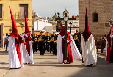 Velez Malaga, İspanya - 29 Mart 2018 insanlar geçit töreninde kutsal hafta İspanyol bir şehirde, Paskalya katılan