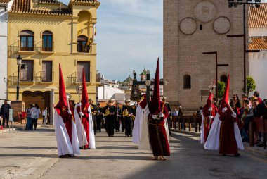 Velez Malaga, İspanya - 29 Mart 2018 insanlar geçit töreninde kutsal hafta İspanyol bir şehirde, Paskalya katılan