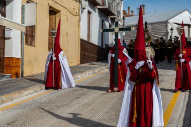 Velez Malaga, İspanya - 29 Mart 2018 insanlar geçit töreninde kutsal hafta İspanyol bir şehirde, Paskalya katılan