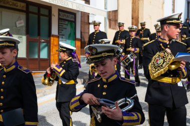 Velez Malaga, İspanya - 29 Mart 2018 insanlar geçit töreninde kutsal hafta İspanyol bir şehirde, Paskalya katılan