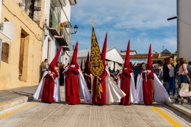 Velez Malaga, İspanya - 29 Mart 2018 insanlar geçit töreninde kutsal hafta İspanyol bir şehirde, Paskalya katılan