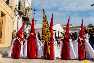 Velez Malaga, İspanya - 29 Mart 2018 insanlar geçit töreninde kutsal hafta İspanyol bir şehirde, Paskalya katılan