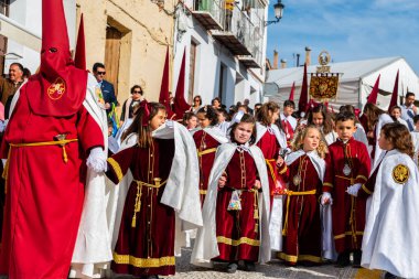 Velez Malaga, İspanya - 29 Mart 2018 insanlar geçit töreninde kutsal hafta İspanyol bir şehirde, Paskalya katılan