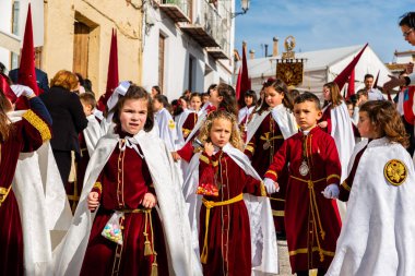 Velez Malaga, İspanya - 29 Mart 2018 insanlar geçit töreninde kutsal hafta İspanyol bir şehirde, Paskalya katılan