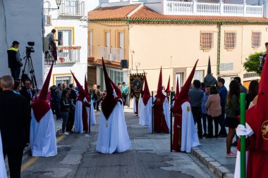 Velez Malaga, İspanya - 29 Mart 2018 insanlar geçit töreninde kutsal hafta İspanyol bir şehirde, Paskalya katılan