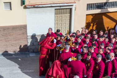 Velez Malaga, İspanya - 29 Mart 2018 insanlar geçit töreninde kutsal hafta İspanyol bir şehirde, Paskalya katılan