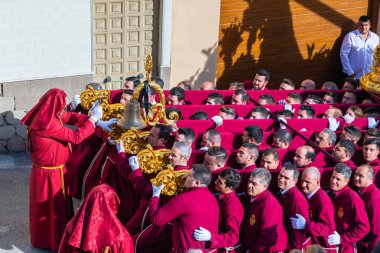 Velez Malaga, İspanya - 29 Mart 2018 insanlar geçit töreninde kutsal hafta İspanyol bir şehirde, Paskalya katılan