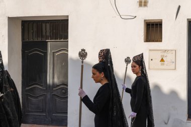 Velez Malaga, İspanya - 29 Mart 2018 insanlar geçit töreninde kutsal hafta İspanyol bir şehirde, Paskalya katılan