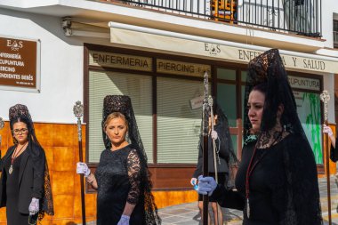 Velez Malaga, İspanya - 29 Mart 2018 insanlar geçit töreninde kutsal hafta İspanyol bir şehirde, Paskalya katılan