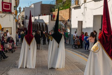 Velez Malaga, İspanya - 29 Mart 2018 insanlar geçit töreninde kutsal hafta İspanyol bir şehirde, Paskalya katılan